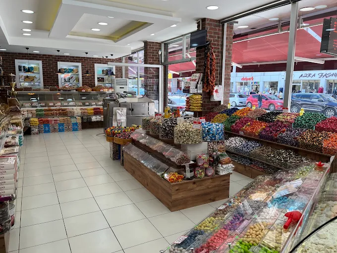 Elit Kuruyemiş mağazasındaki renkli şekerleme ve kuruyemiş tezgâhları