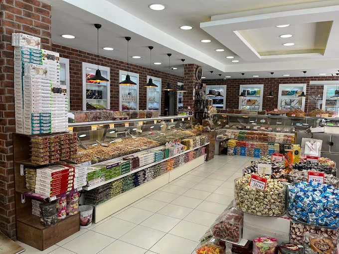 Kuruyemiş çeşitlerinin bulunduğu mağaza tezgâhı